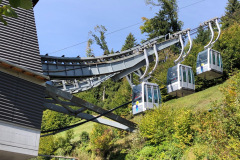 Gruppenumlaufgondelbahn Beatenberg-Niederhorn Gondel nach abfahrt in der Talstation