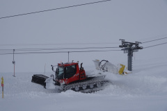 Da es in der Nacht ziemlich geschneit hatte, waren die Pistenfahrzeuge auch am Morgen (das Skigebiet hatte bereits geöffnet)  noch am Pisten präparieren.