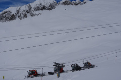 Da es in der Nacht ziemlich geschneit hatte, waren die Pistenfahrzeuge auch am Morgen (das Skigebiet hatte bereits geöffnet)  noch am Pisten präparieren.