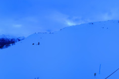 Pistenfahrzeug unterwegs im Skigebiet Jeizinen