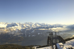 Pistenfahrzeug im Einsatz auf dem Niederhorn. Leider nur für die Winterwanderwege. Die Skipisten waren dieses Jahr leider nie geöffnet.