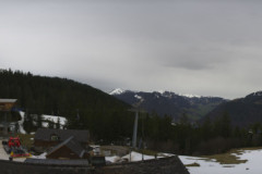 Auch im Skigebiet Alt St. Johann fehlt etwas der Schnee. Hier brechen die Pistenfahrzeuge gerade zum pistnen auf