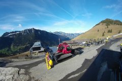 Pistenfahrzeuge und einige Schneekanonen nach der Saison bei der Bergstation der Sesselbahn Riedli-Nüegg (Wiriehorn)