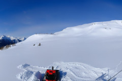 Im Skigebiet Jeizinen wird nach Saisonschluss aufgeräumt