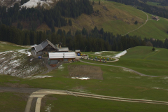 Im Skigebiet Marbachegg sind einige Schneekanonen bereits gesammelt