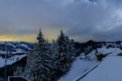 Imposantes Bild - unten Grün oben Weiss. Doch das Skigebiet rund um die Mythenregion hat bereits geschlossen.