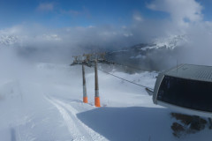 Nach Saisonschluss sind die Pistenfahrzeuge am aufräumen im Skigebiet Flumserberg