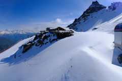 Freerider nutzen das geschlossene Skigebiet Grächen bei Top verhältnissen...