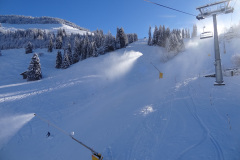 Fast den ganzen Tag konnten die Wiriehornbahnen die Schneeerzeuger laufen lassen...Hier sieht man einige bei der Sesselbahn Riedli-Nüegg