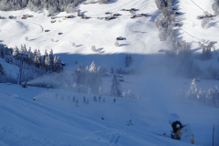 Fast den ganzen Tag konnten die Wiriehornbahnen die Schneeerzeuger laufen lassen...Im oberen Bereich der Talabfahrt beschneien hauptsächlich Kanonen die Piste...